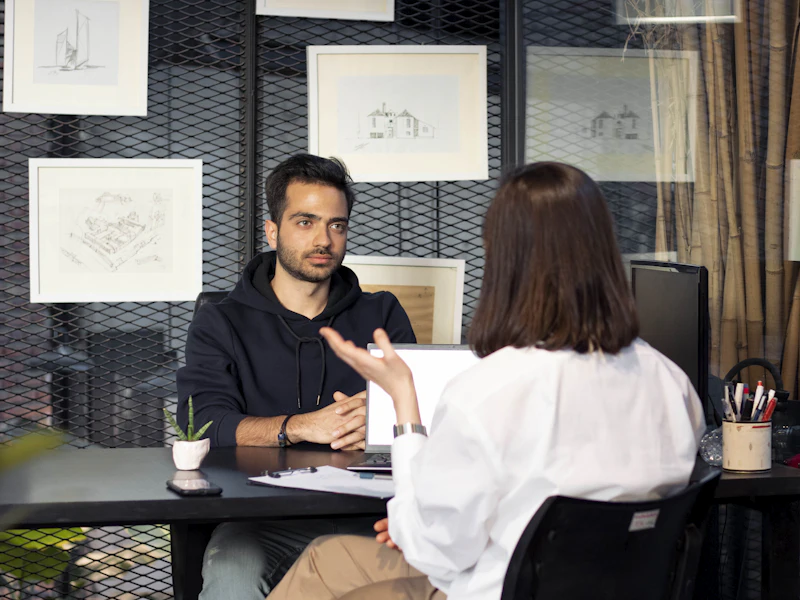 Entrevista de trabajo entre dos personas en un escritorio